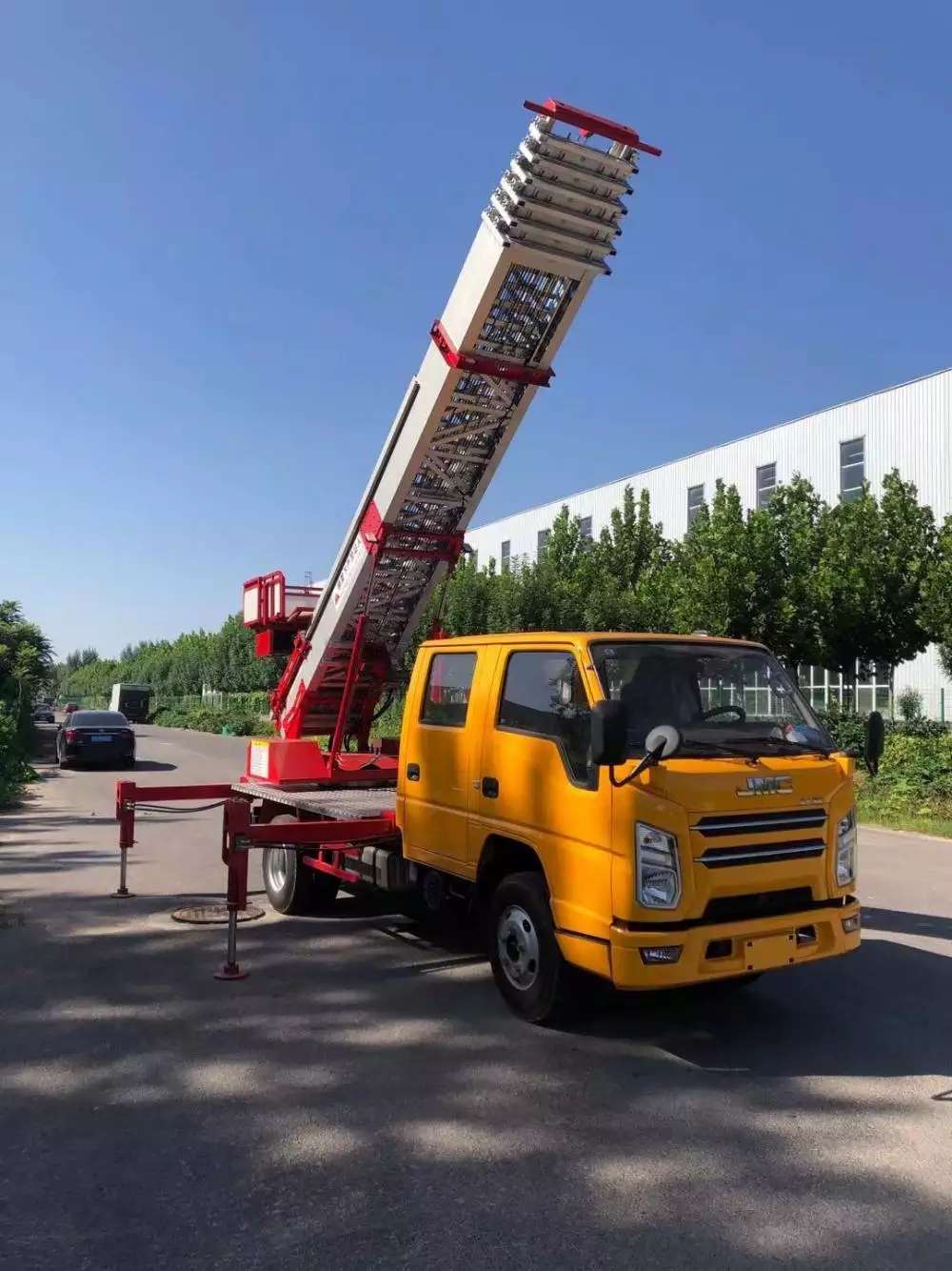 马尔康附近的云梯车出租服务：轻松解决高空作业需求