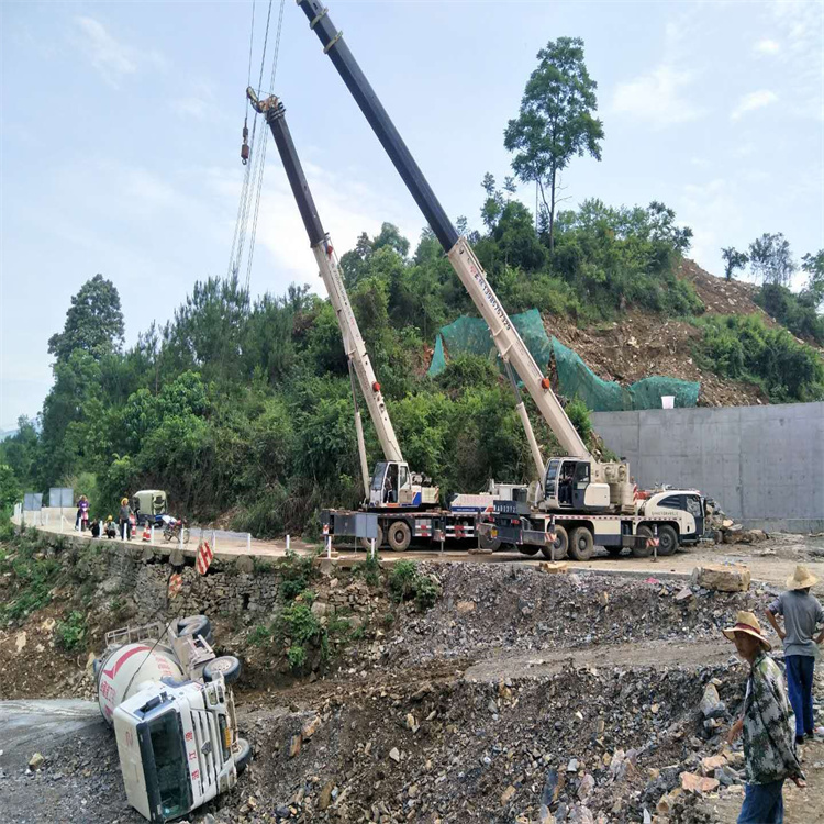 马尔康汽车掉沟里叫吊车救援要多少钱